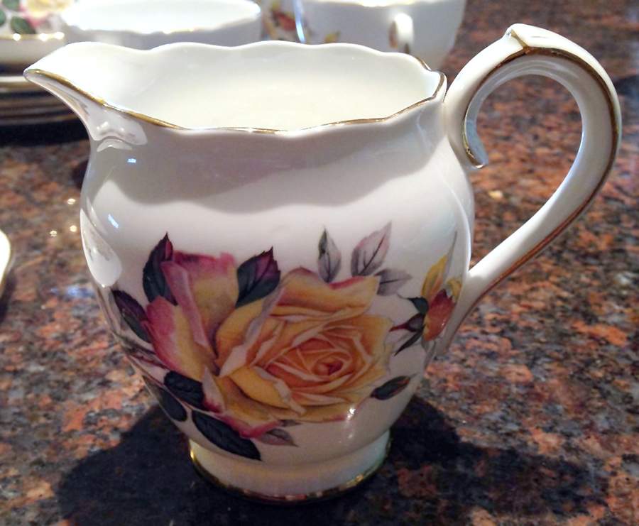 R1218 Creamer by Roslyn (England)-1