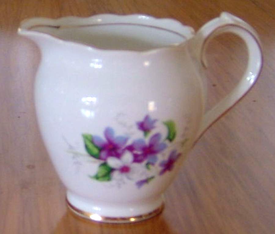 RLY37 Creamer by Roslyn (England)-1