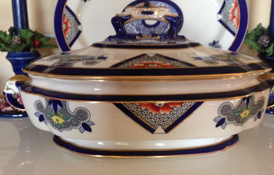 B947 Round Covered Vegetable by Royal Worcester-1