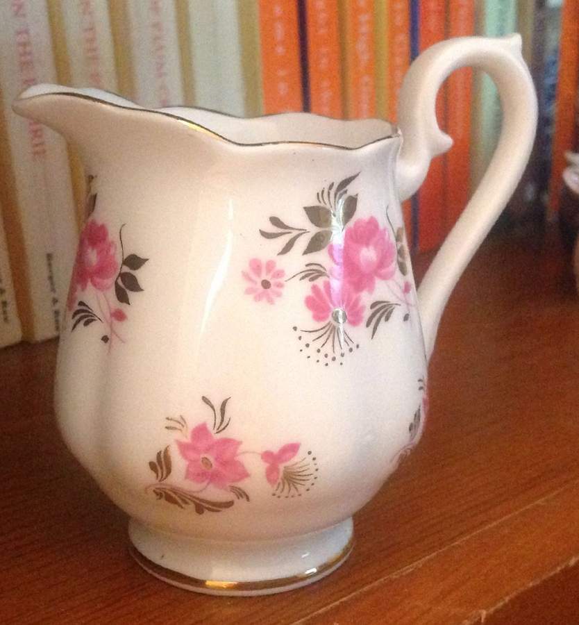 ROA303 Creamer by Royal Albert-1