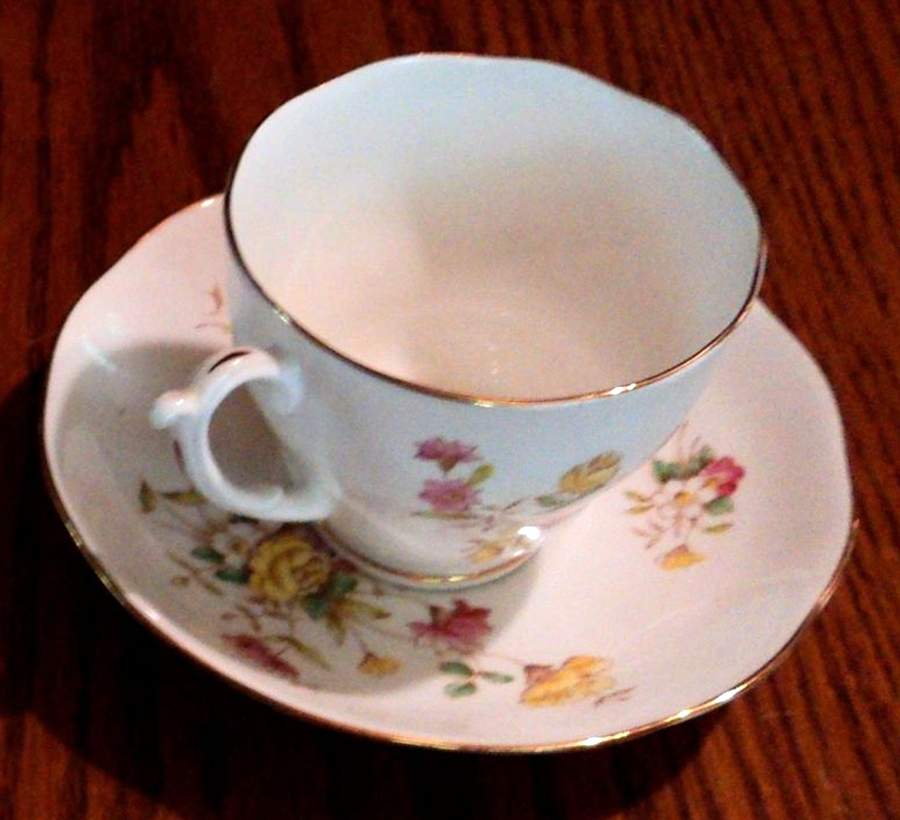 8968 Footed Cup & Saucer Set by Roslyn (England)-1