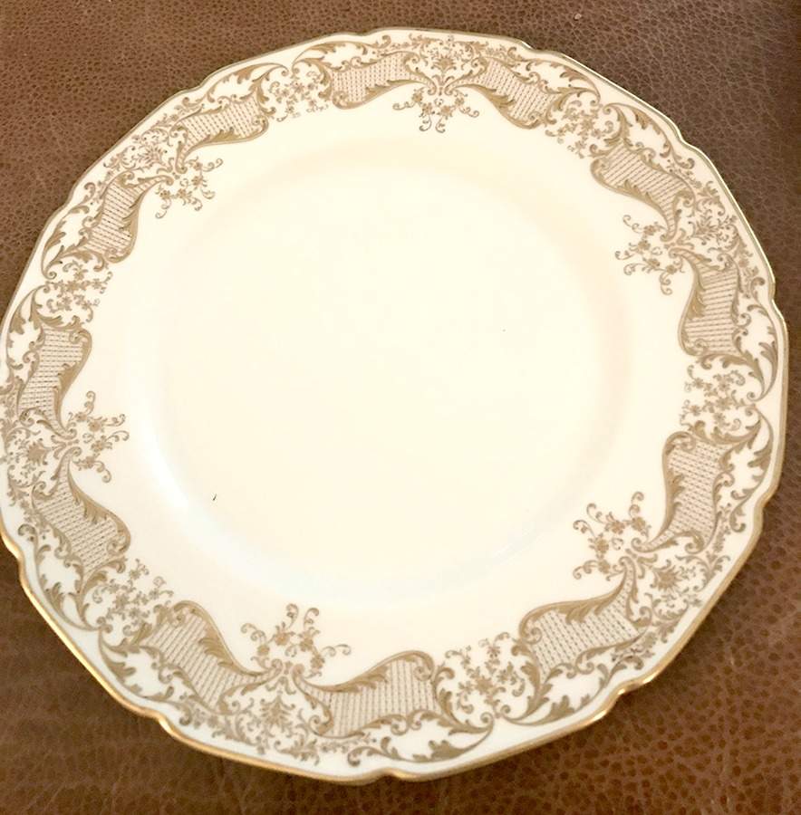 E9989 Dinner Plate by Royal Doulton-1
