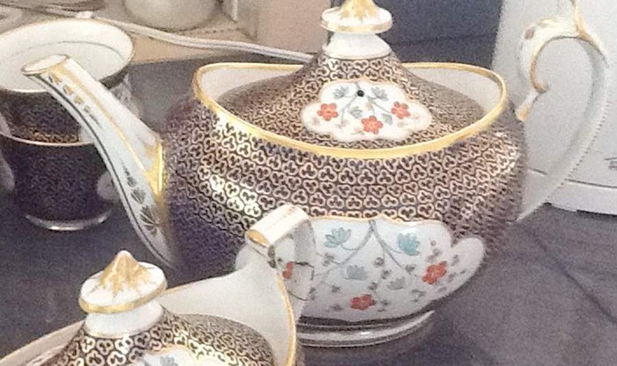 Chamberlaine (Red Flowers) Teapot & Lid by Royal Worcester-1