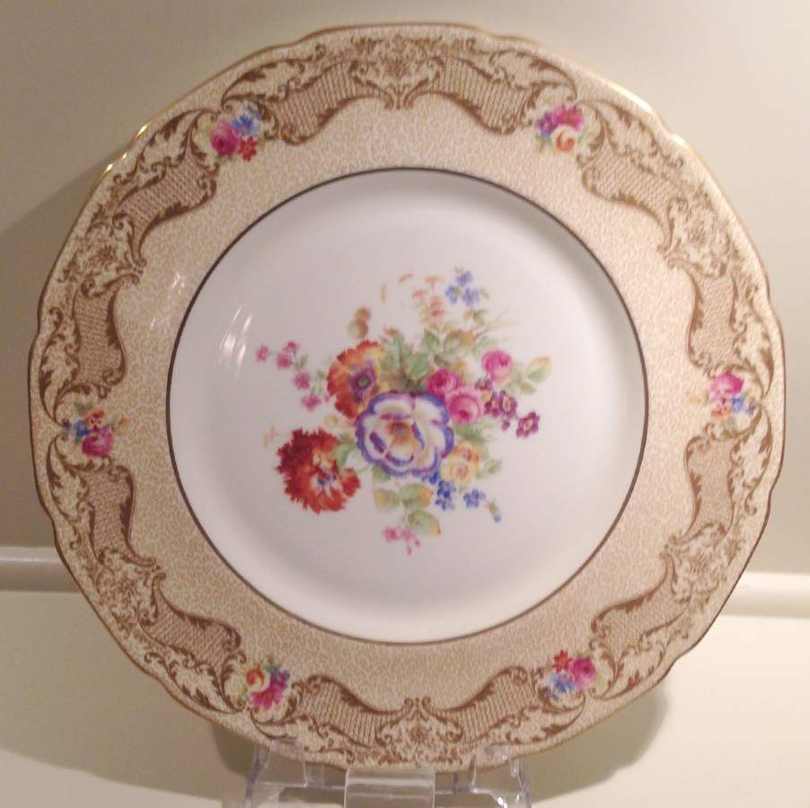 V1561 Dinner Plate by Royal Doulton-1