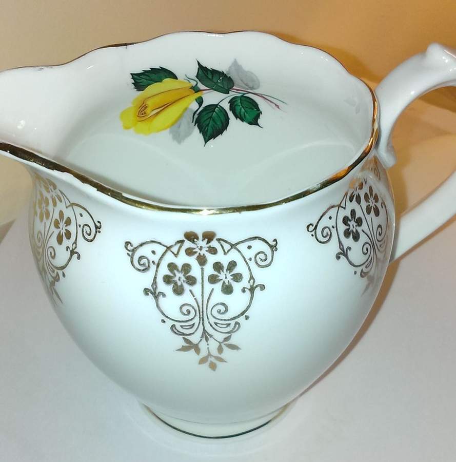 RLY41 Creamer by Roslyn (England)-1
