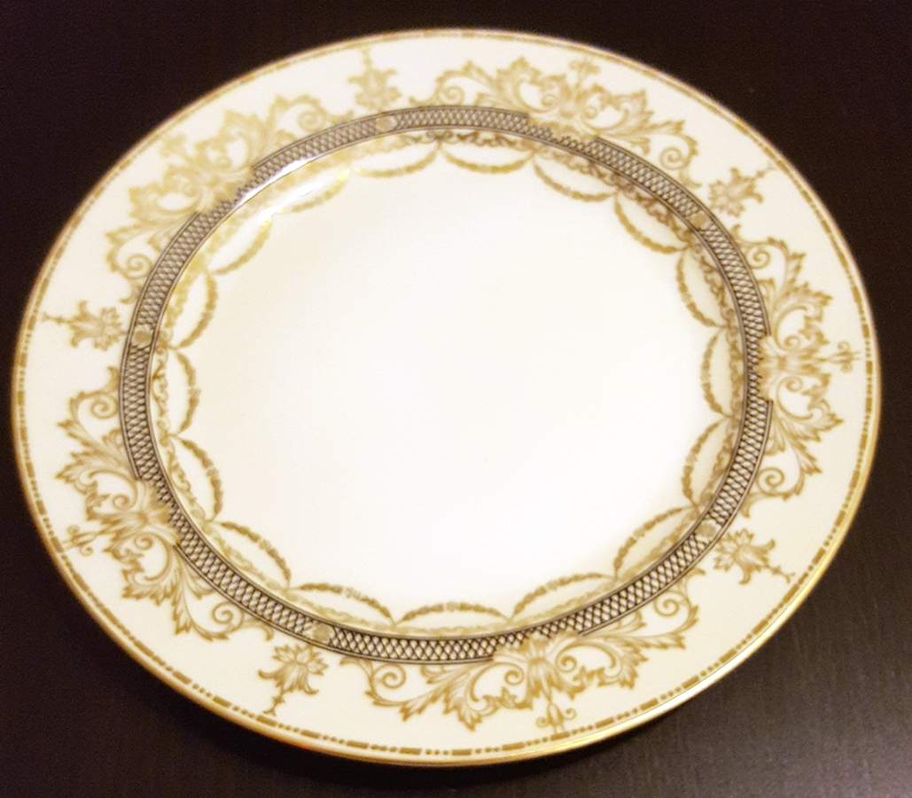 ROB503 Dinner Plate by Royal Bayreuth-1
