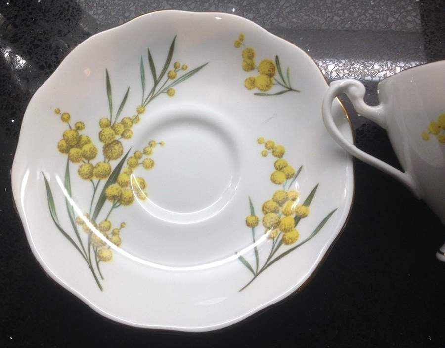 R1267 Saucer by Roslyn (England)-1
