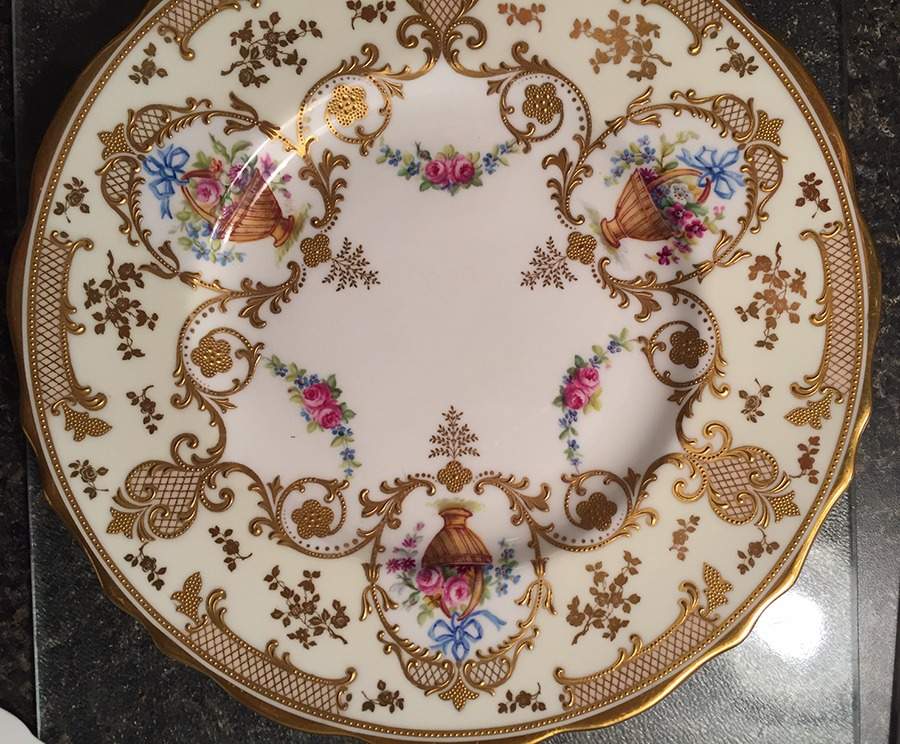 V529 Dinner Plate by Royal Cauldon-1
