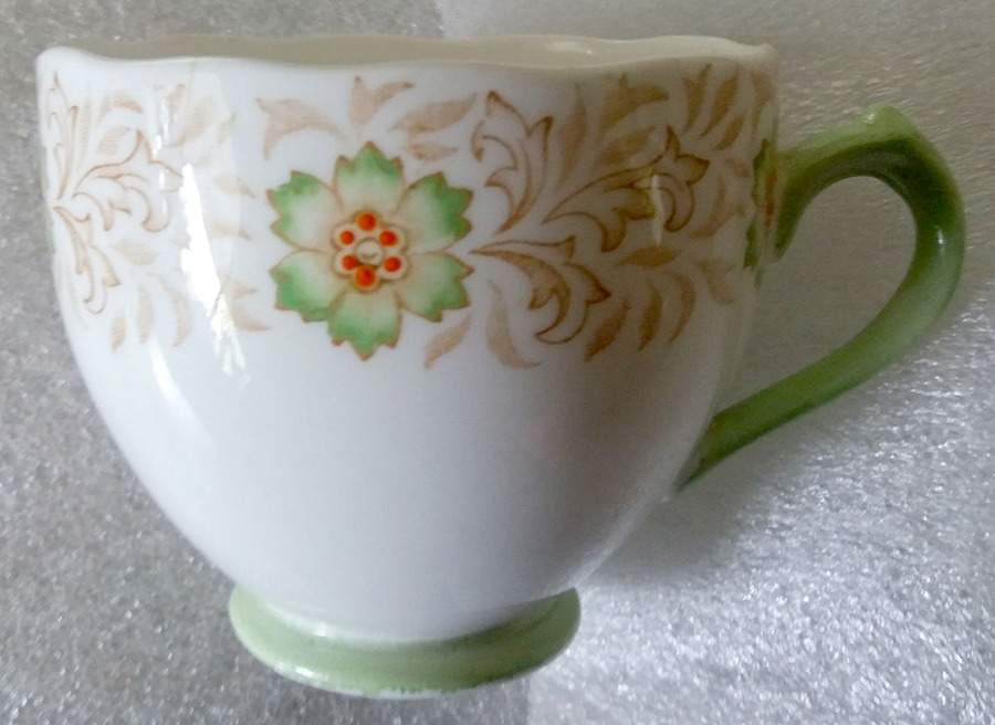 Piquant Footed Cup by Roslyn (England)-1