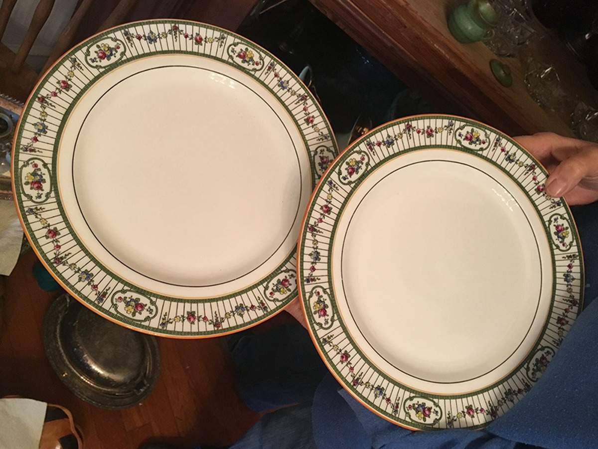 H879 Dinner Plate by Royal Doulton-1