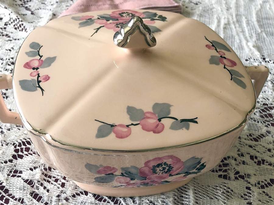 Virginian Round Covered Vegetable by Royal (USA)-1