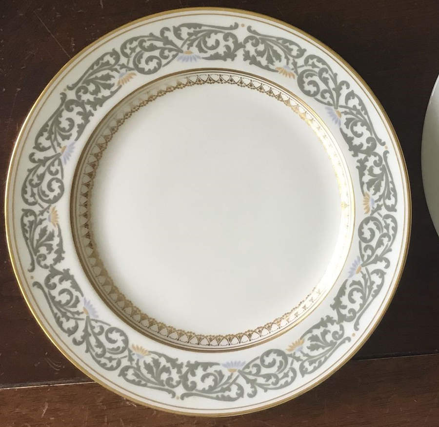 C9690 Dinner Plate by Royal Doulton-1