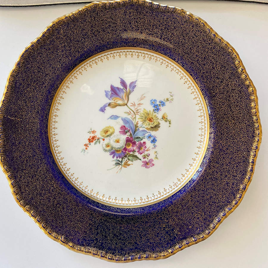 V1736 Dinner Plate by Royal Doulton-1