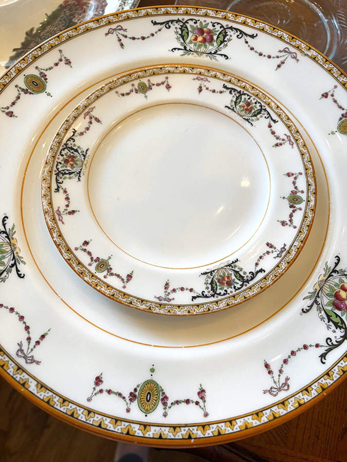 H180 Dinner Plate by Royal Doulton-1