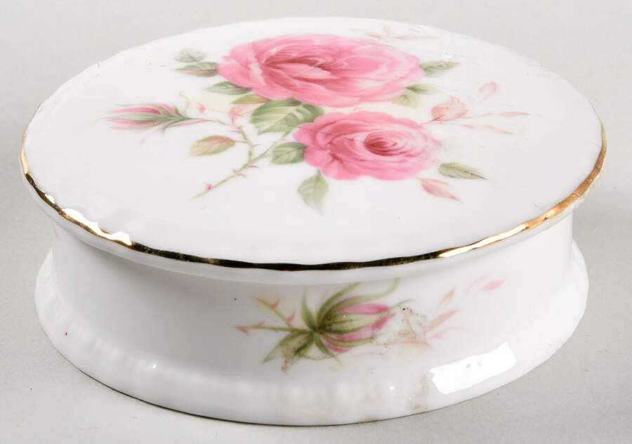 Warwick Castle Rose, The Round Box & Lid by Royal Doulton-1