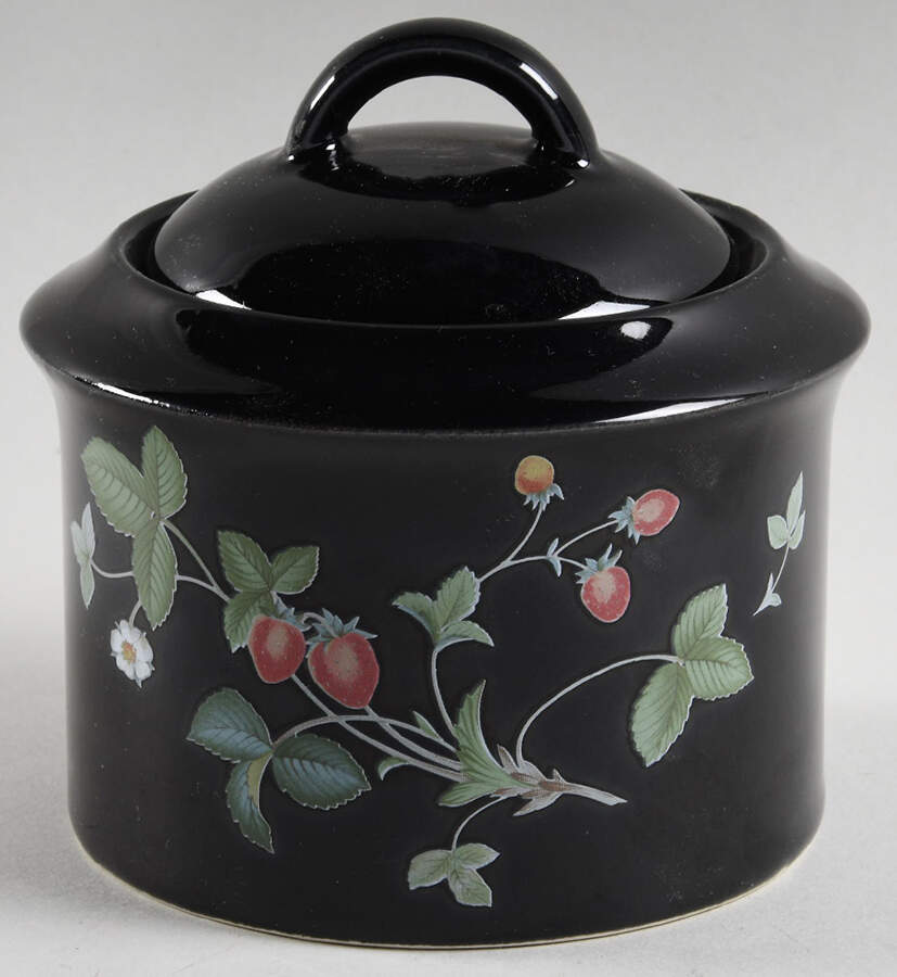 Strawberry Festival Sugar Bowl & Lid by Savoir Vivre-1