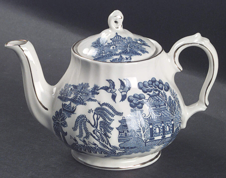 Blue Willow (Gold Trim) Individual Teapot & Lid by Sadler-1
