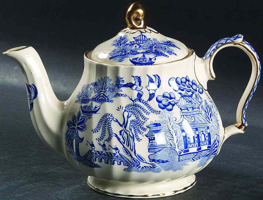 Blue Willow (Gold Trim) Individual Teapot & Lid by Sadler-1