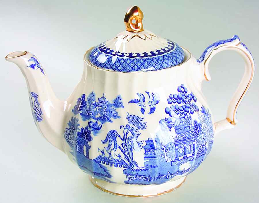 Blue Willow (Gold Trim) Teapot & Lid by Sadler-1