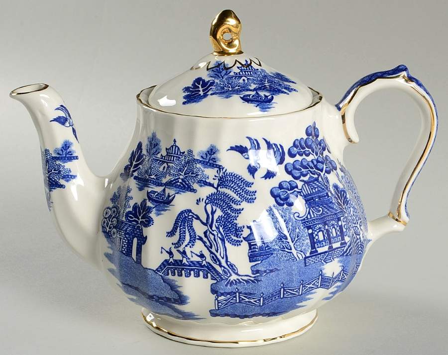 Blue Willow (Gold Trim) Teapot & Lid by Sadler-1