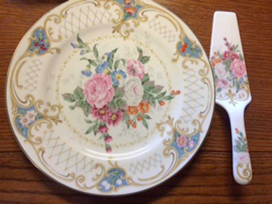 Amore Cake Plate and Server (Boxed Set) by Sadek-1