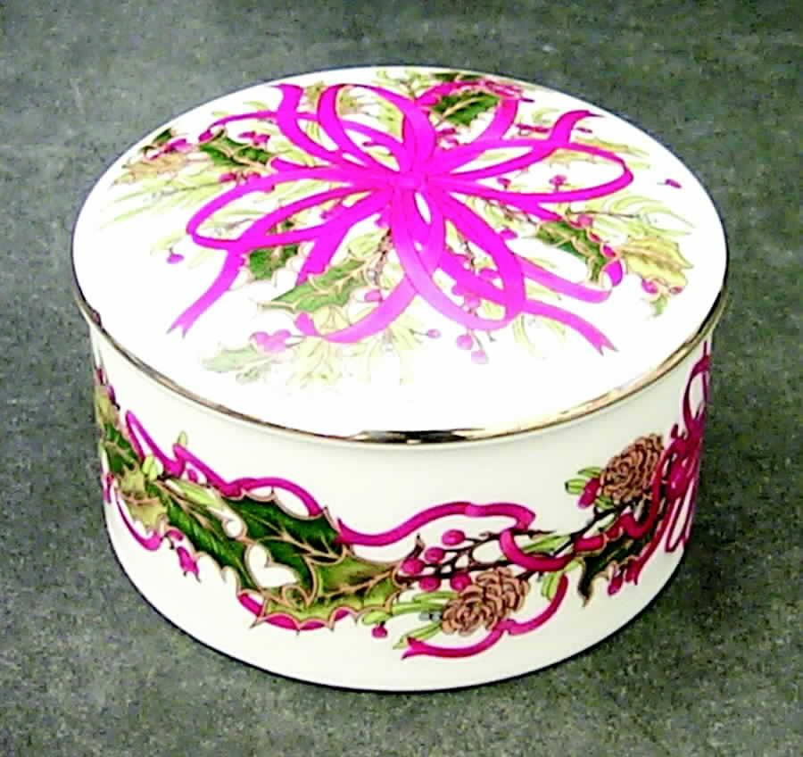 Christmas Garland Round Box & Lid with Candle by Sadek-1