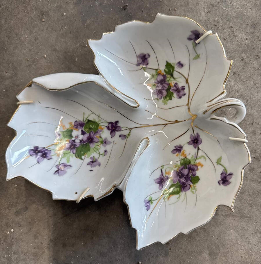 Sweet Violet 2" Leaf Dish by Saji-1