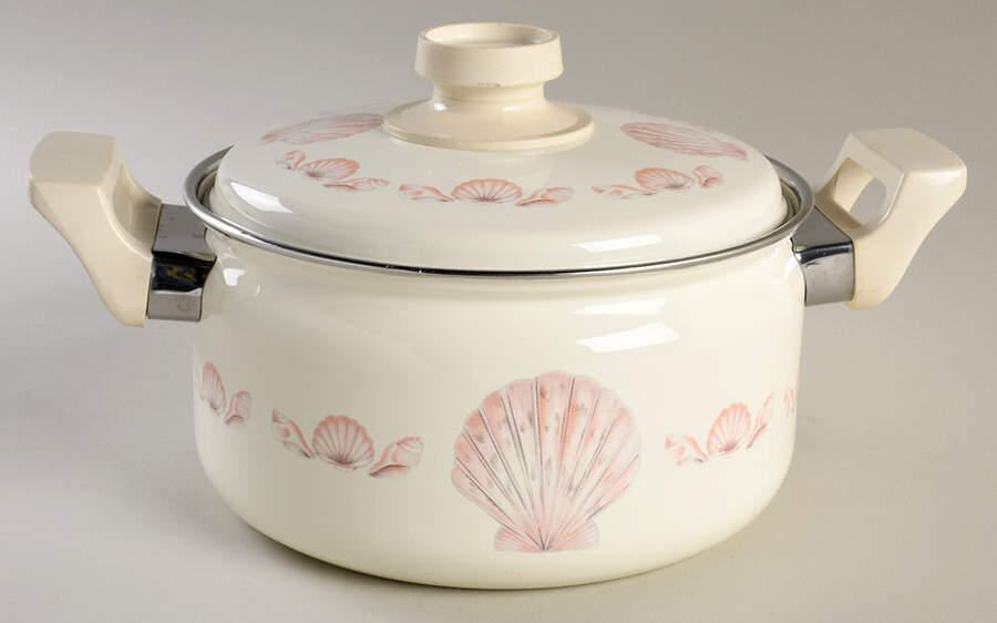 Coquille (Korea, Taiwan) 2.5 Quart Metal Dutch Oven by Sango-1