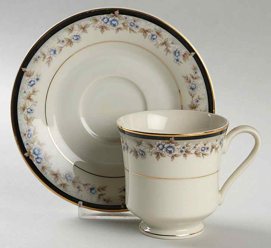 Towada Footed Cup & Saucer Set by Seizan-1