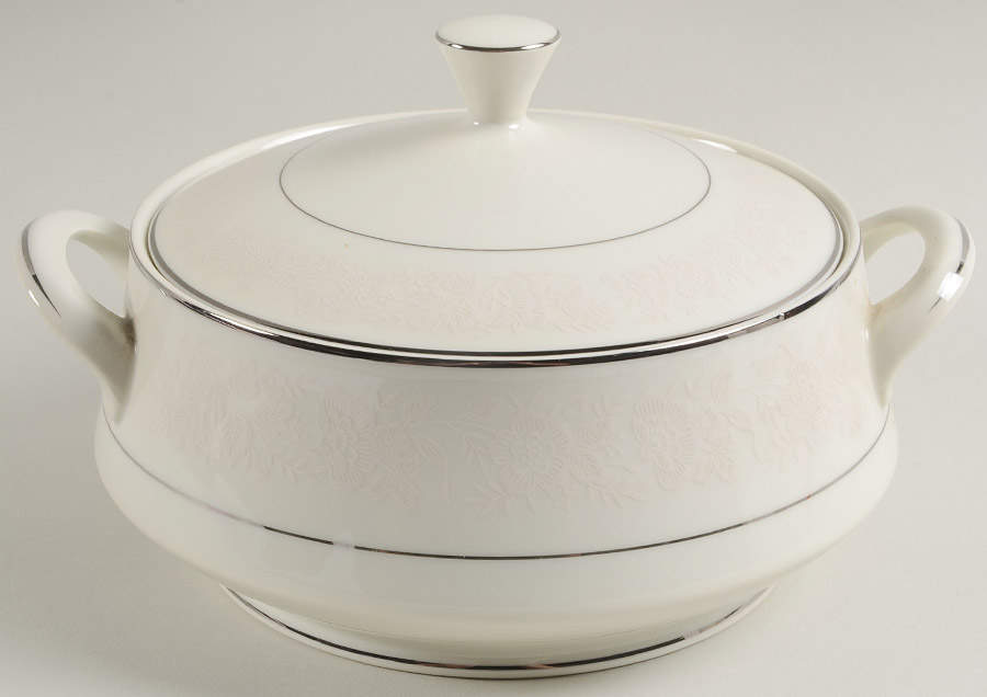 White Oak Round Covered Vegetable by Seizan-1