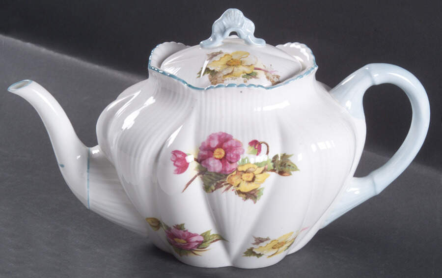 Begonia (Dainty Shape) Teapot & Lid by Shelley-1