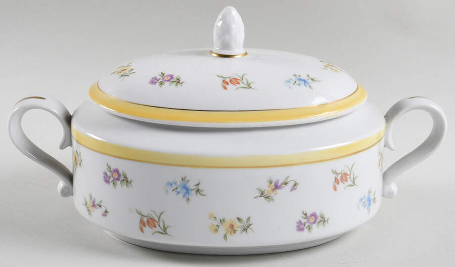 Grand Duchess 1.75 Quart Oval Covered Casserole by Sigma-1