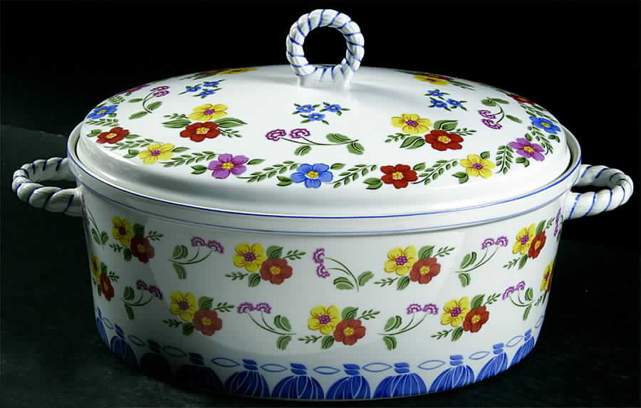 Romance 4.25 Qt Oval Covered Casserole by Sigma-1
