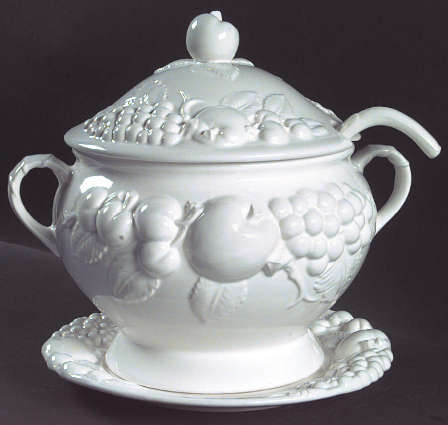 SIG7 Tureen & Lid w/Ladle & Underplate by Signature-1