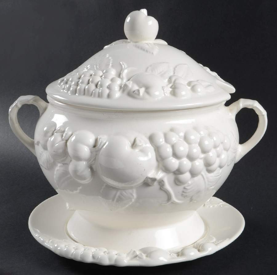 SIG7 Tureen & Lid w/Underplate by Signature-1
