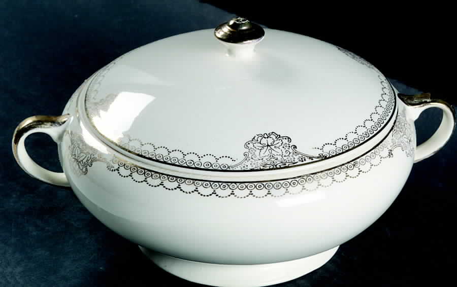 Trianon Round Covered Vegetable by Salem-1