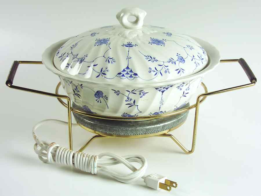 Yorktown 1 Qt Round Covered Casserole with Metal Stand by Salem-1