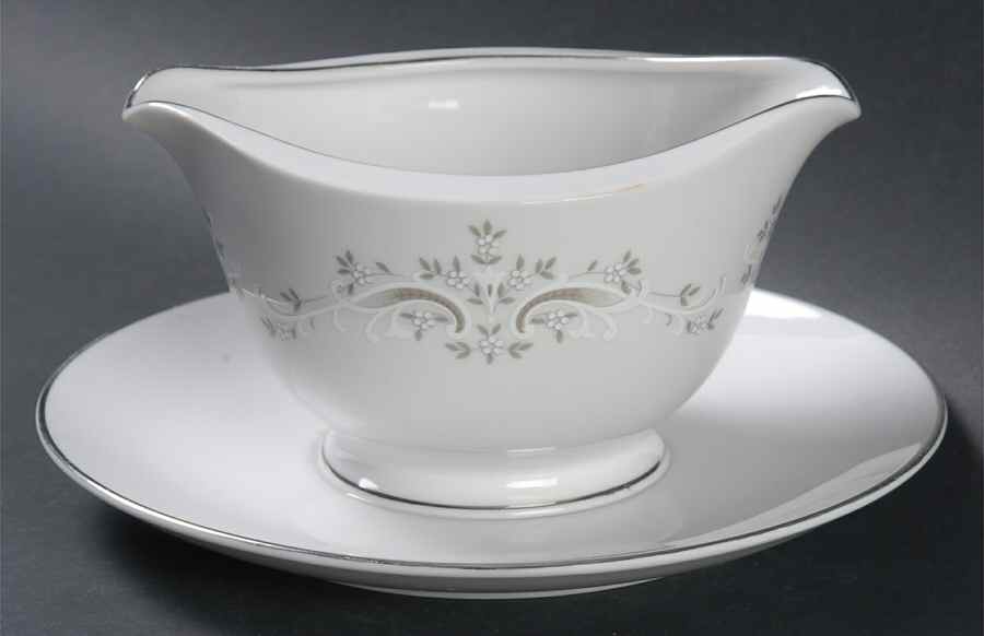 Mealy Gravy Boat with Attached Underplate by Sone-1
