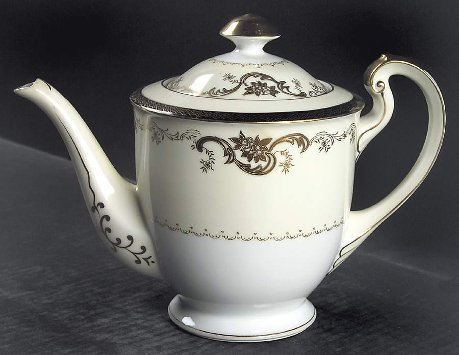 826 Teapot & Lid by Sone-1