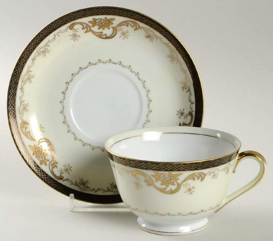 826 Footed Cup & Saucer Set by Sone-1