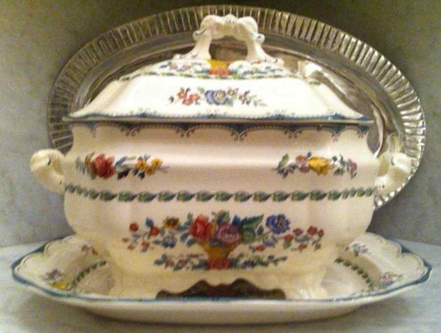 Avondale Sauce Boat & Lid with Underplate by Spode-1