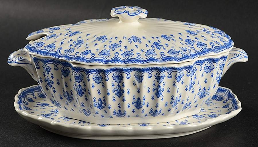 Fleur de Lys Blue (Earthenware, No Trim) Gravy Boat & Lid w/Underplate by Spode-1