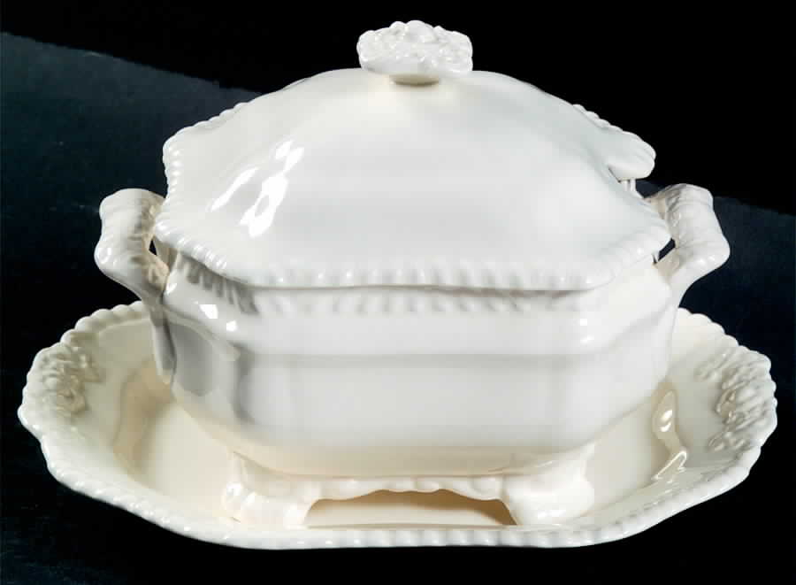 Gadroon Sauce Boat & Lid with Underplate by Spode-1