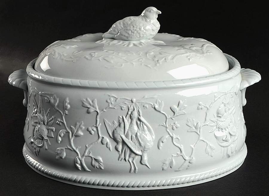 Henry Iv 3 Quart Oval Covered Casserole by Spode-1