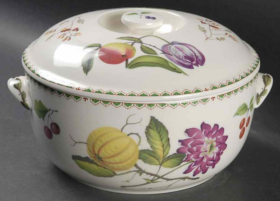Victoria 2.5 Qt Round Covered Casserole by Spode-1