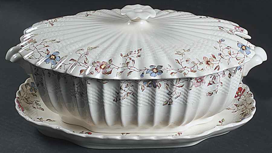 Wicker Dale Oval Tureen & Lid with Underplate by Spode-1
