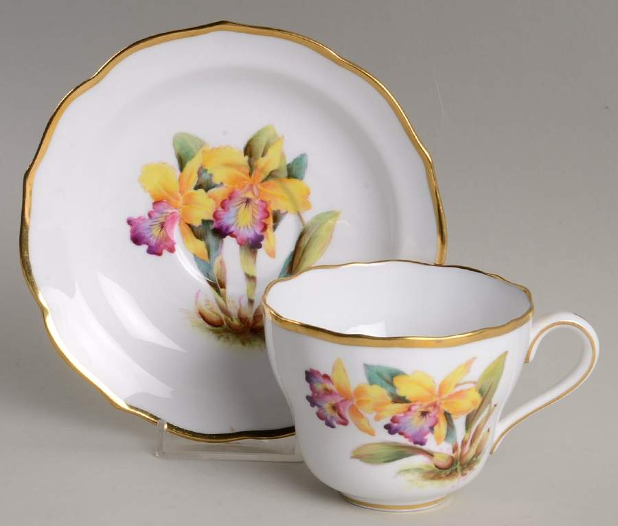 Y5552 (Scalloped) Footed Cup & Saucer Set by Spode-1