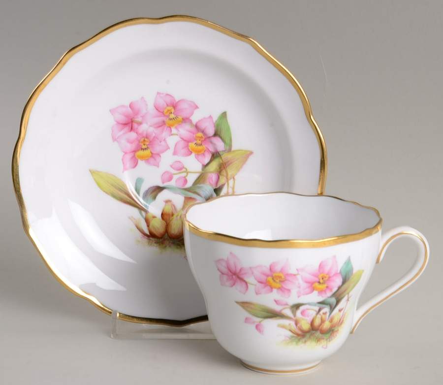 Y5552 (Scalloped) Footed Cup & Saucer Set by Spode-1