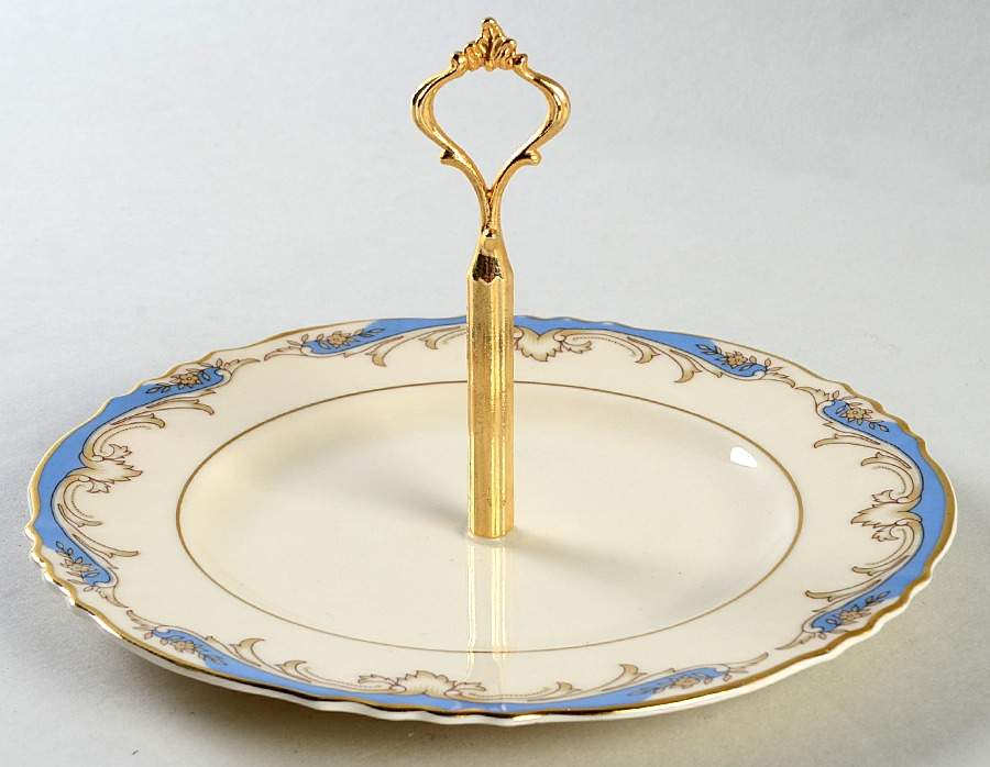 Carvel Round Serving Plate with Handle (BBr) by Syracuse-1