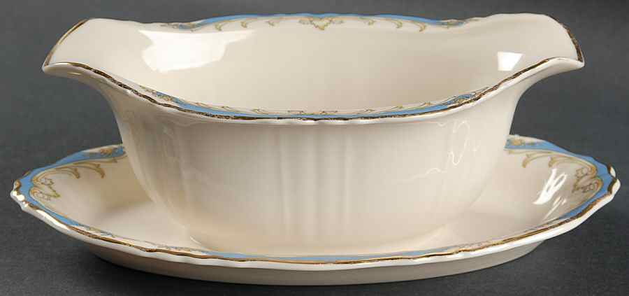Carvel Gravy Boat with Attached Underplate by Syracuse-1